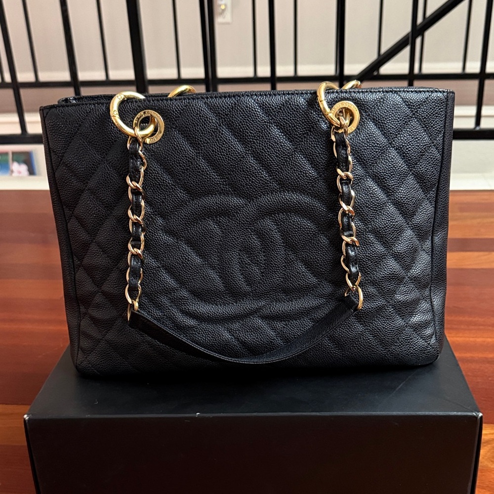 Chanel Black Quilted Shoulder Bag with Gold Chain